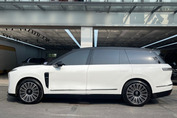 2025-NIO-ET5T-Touring-75kWh-Electric-Estate-Air-Silver-Front-View