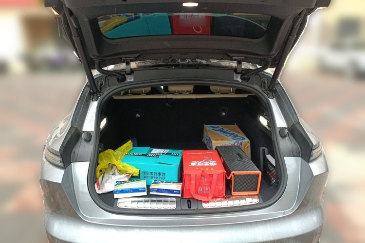 2025 NIO ET5T Touring 75kWh Electric Estate Silver Front View