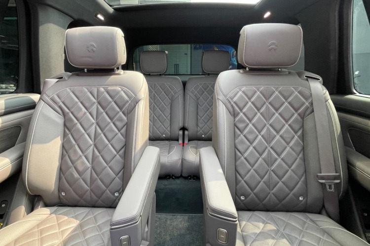 2025-NIO-ET5T-Touring-75kWh-Electric-Estate-Air-Silver-Front-View